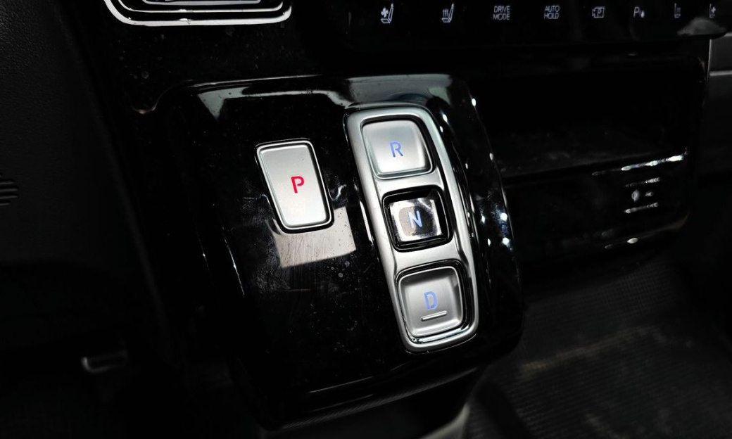 Hyundai Staria 4WD Lounge 9-Seater, 2025