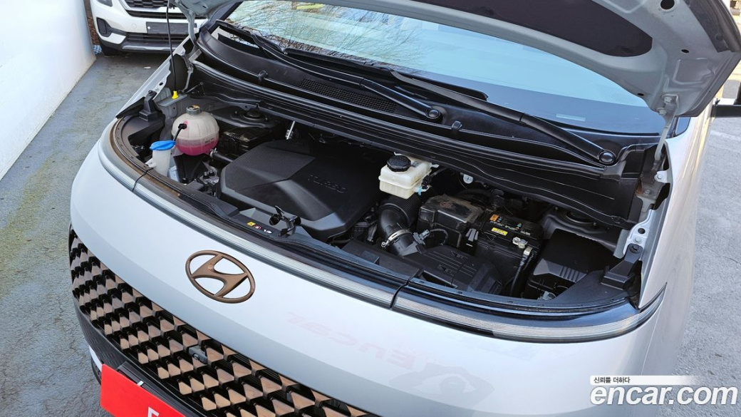 Hyundai Staria 4WD Lounge 9-Seater, 2023