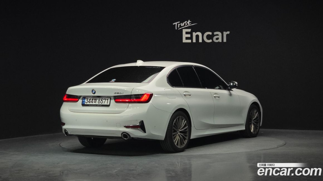 BMW 3-Series 320i Luxury, 2022