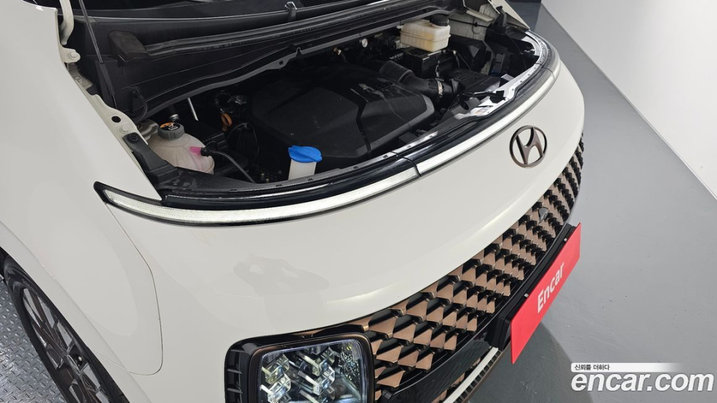 Hyundai Staria 4WD Lounge 7-Seater, 2022