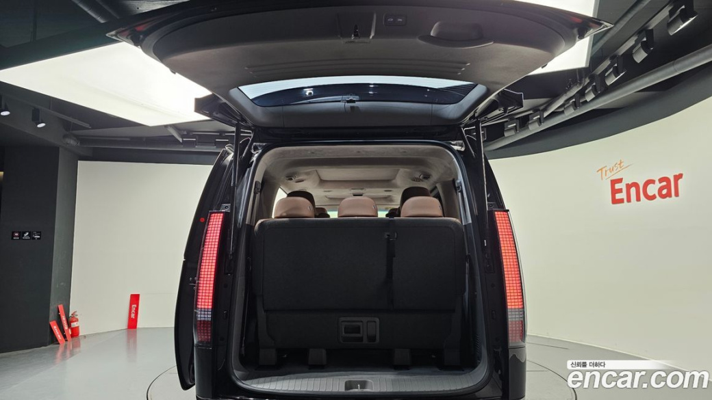 Hyundai Staria Lounge 9-Seater, 2022