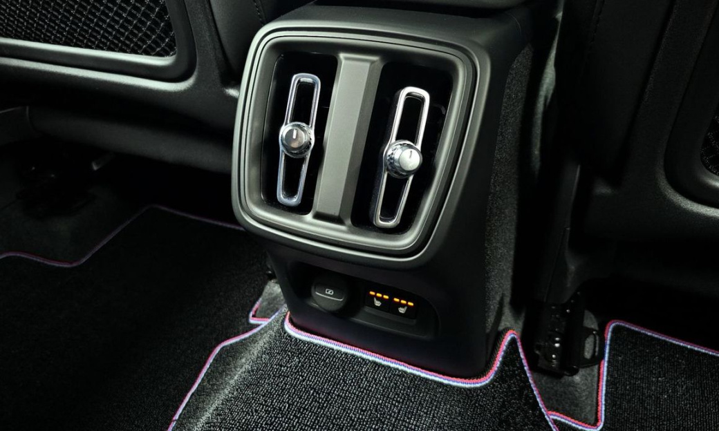 Volvo XC40 B4 Black Edition, 2025