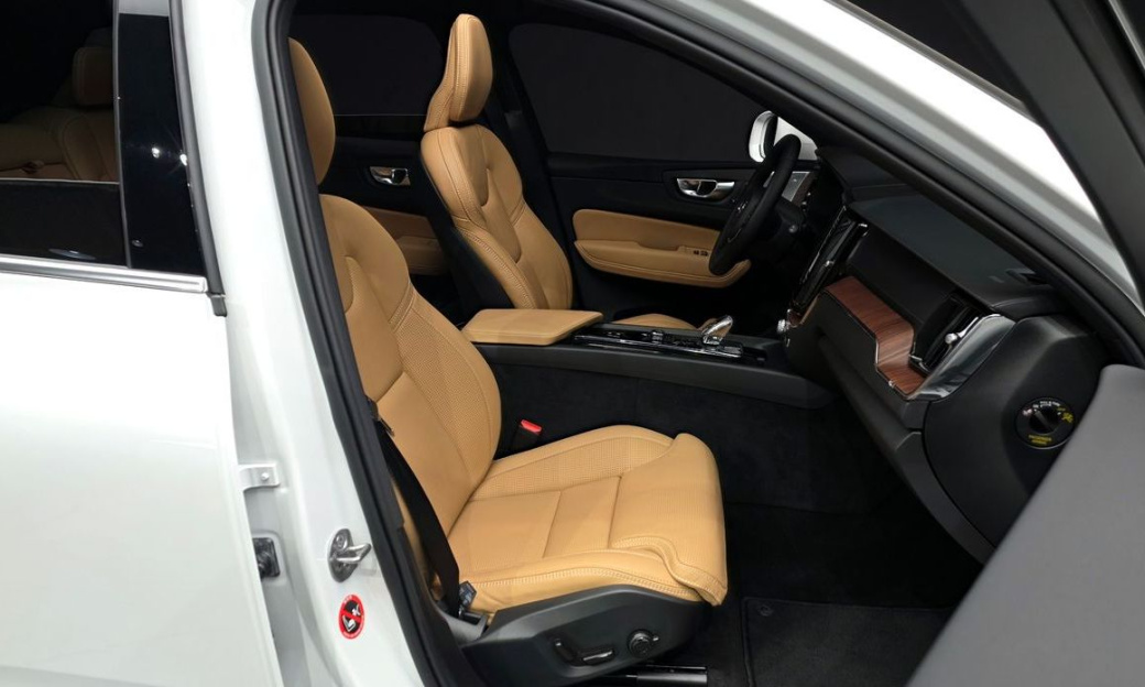 Volvo XC60 B5 Ultra Bright, 2025