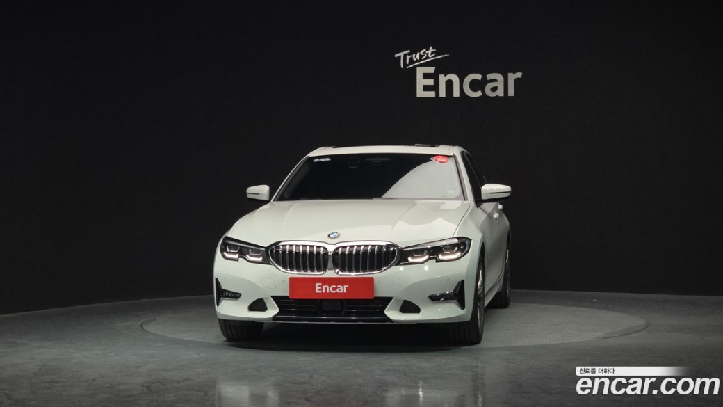 BMW 3-Series 320i Luxury, 2022