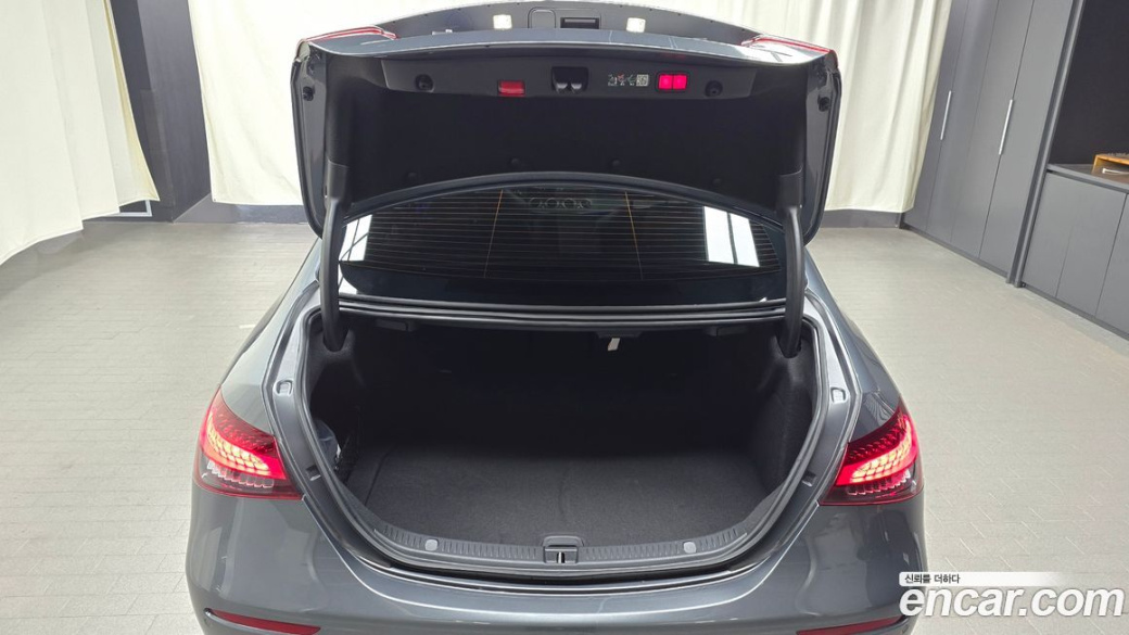 Mercedes-Benz E-Class E350 4MATIC AMG Line, 2023