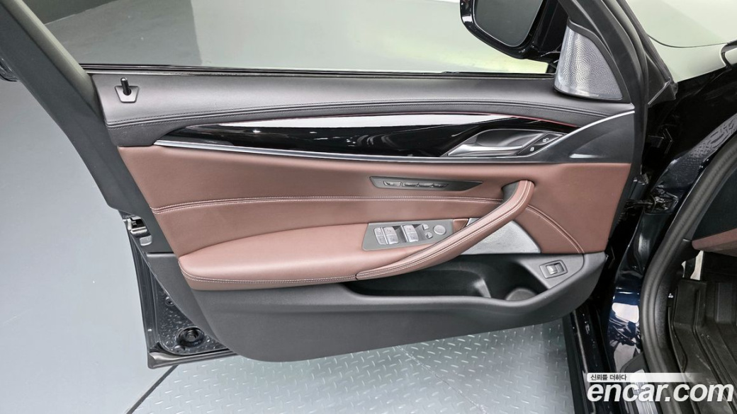 BMW 5-Series M550i xDrive, 2023