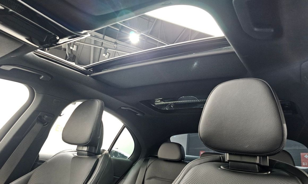 Mercedes-Benz E-Class E300 4MATIC AMG Line, 2025