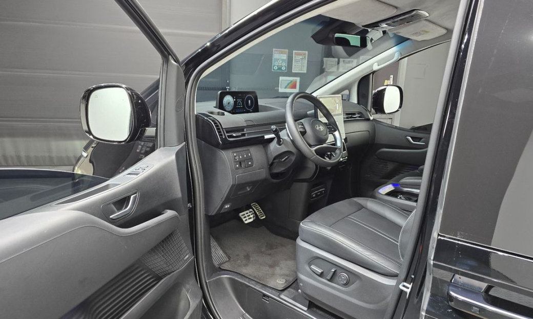 Hyundai Staria 4WD Lounge 9-Seater, 2025