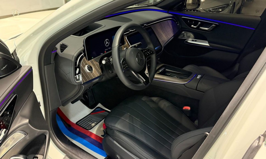 Mercedes-Benz E-Class E300 4MATIC Exclusive, 2025