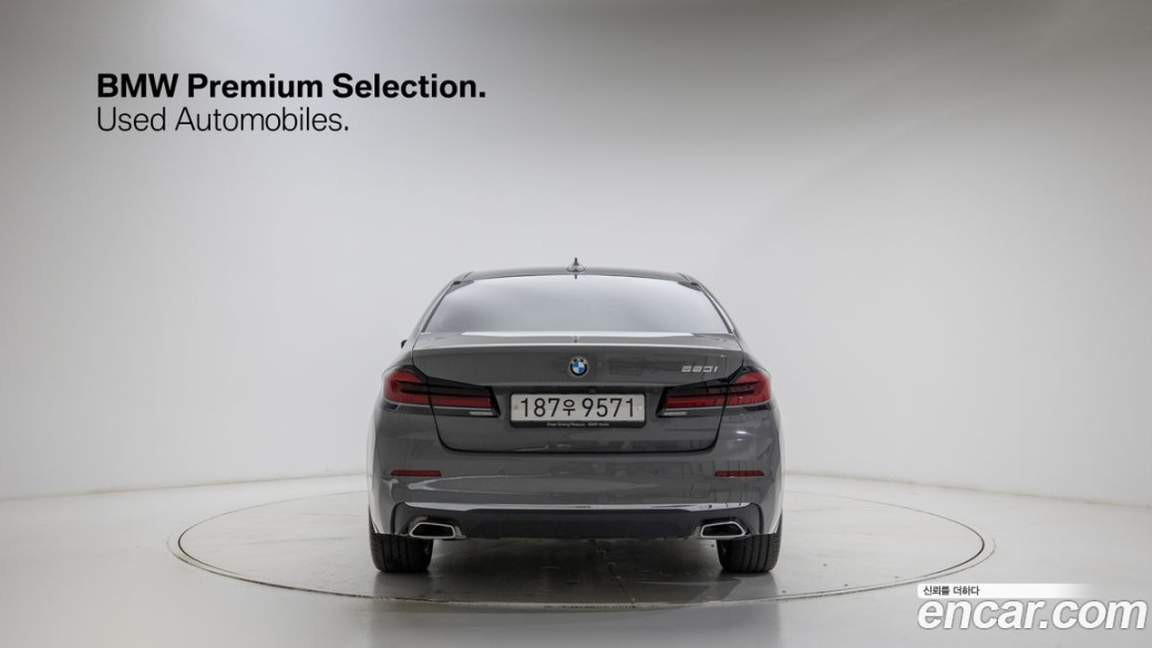 BMW 5-Series 520i Luxury, 2022