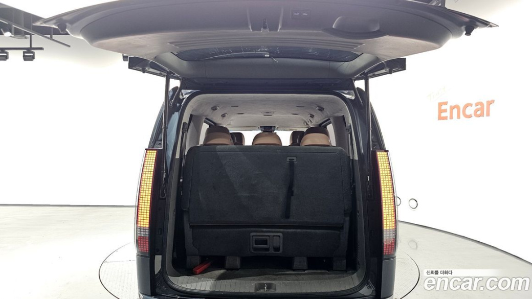 Hyundai Staria 4WD Lounge 9-Seater, 2022