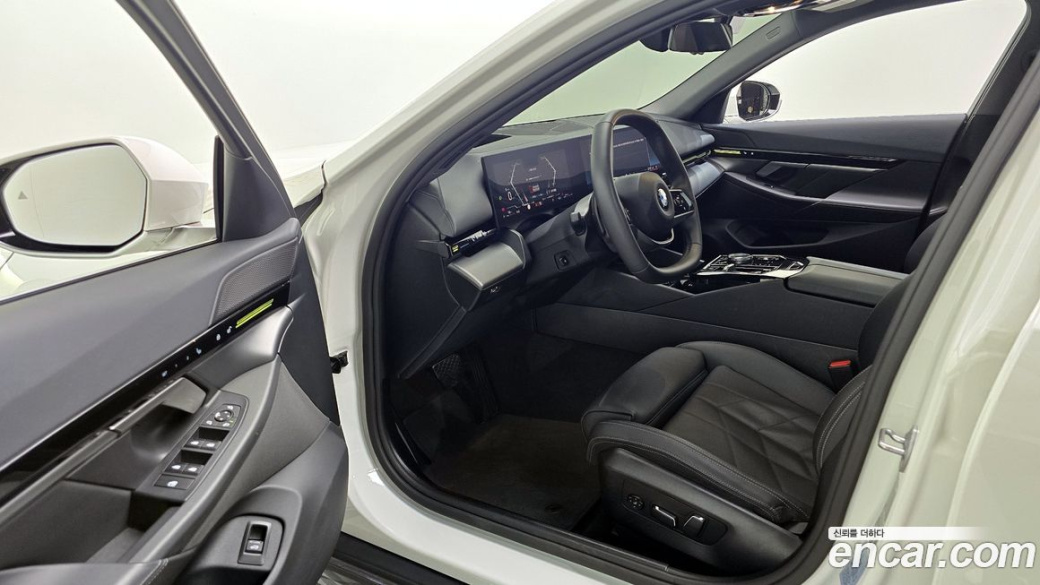 BMW 5-Series 520i, 2024