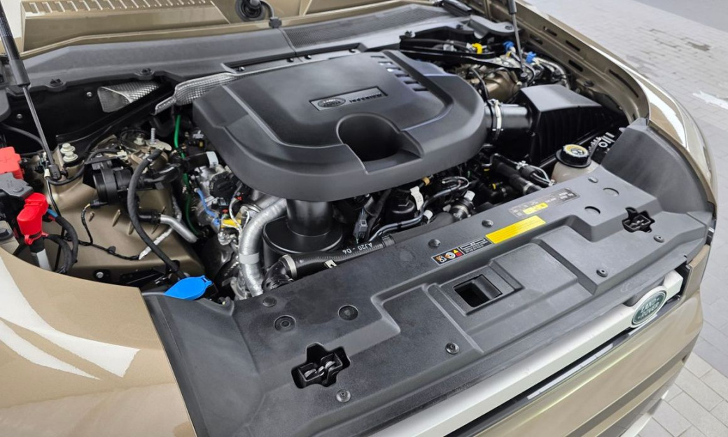 Land Rover Defender 110 D250 SE, 2022