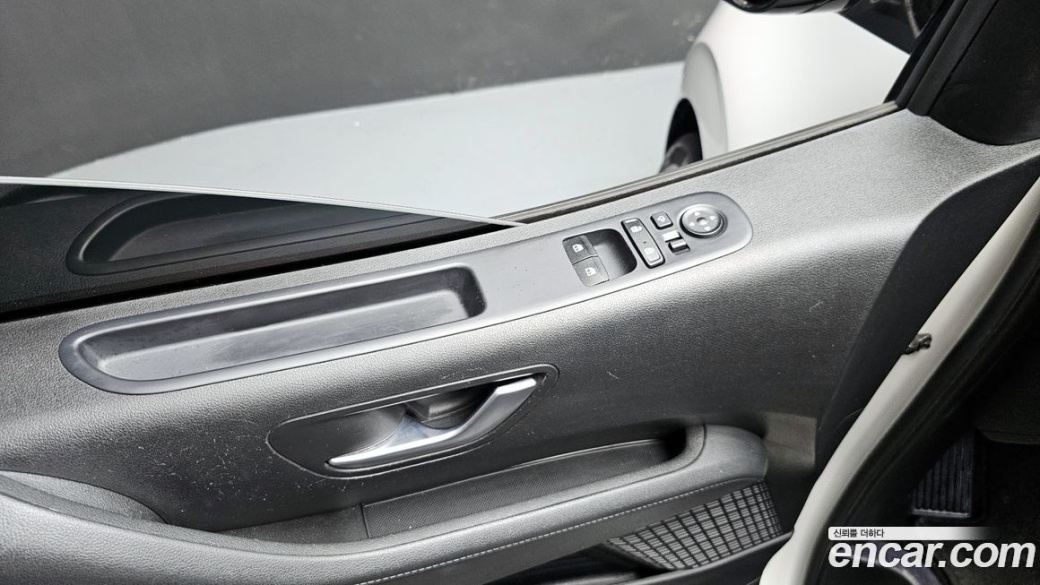 Hyundai Staria 4WD Lounge 9-Seater, 2024