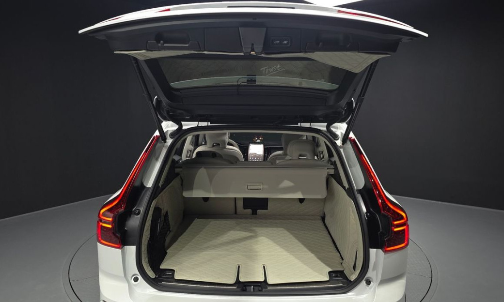 Volvo XC60 B5 Ultra Dark Air Sus, 2026
