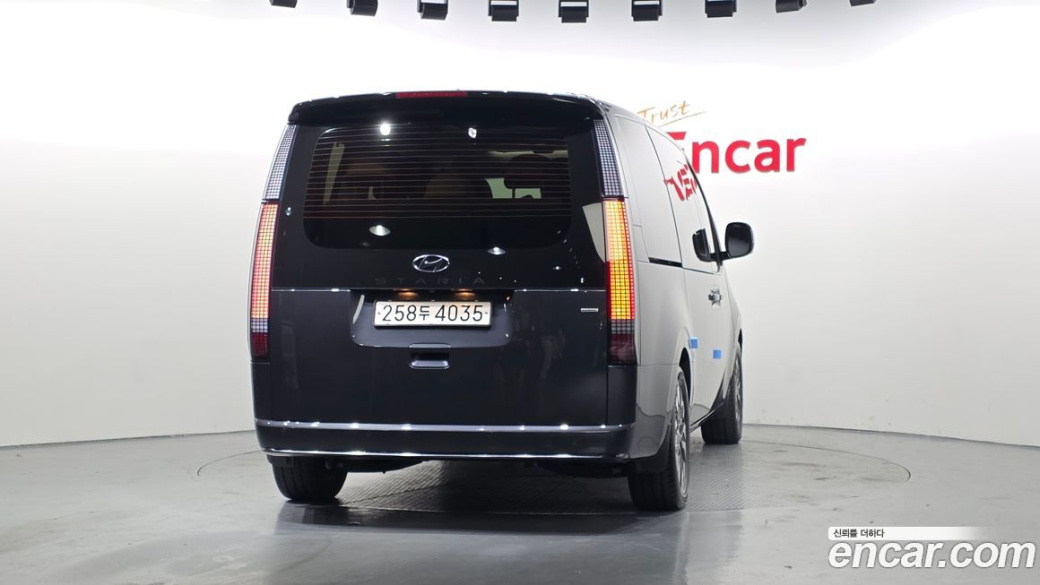 Hyundai Staria 4WD Lounge 9-Seater, 2022
