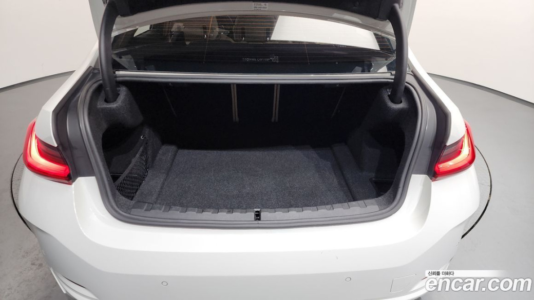 BMW 3-Series 320i, 2023