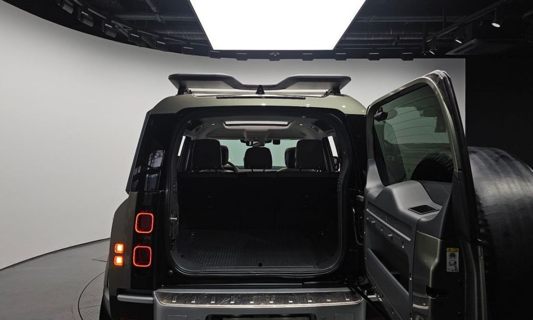 Land Rover Defender 110 D300 HSE, 2022