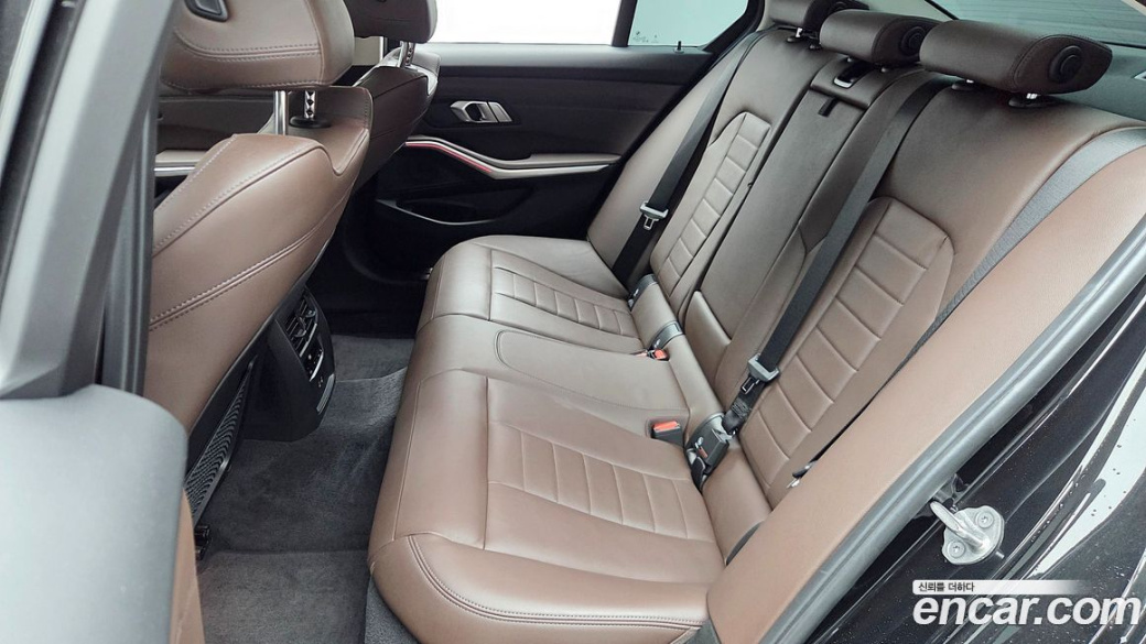 BMW 3-Series 320i Luxury, 2022