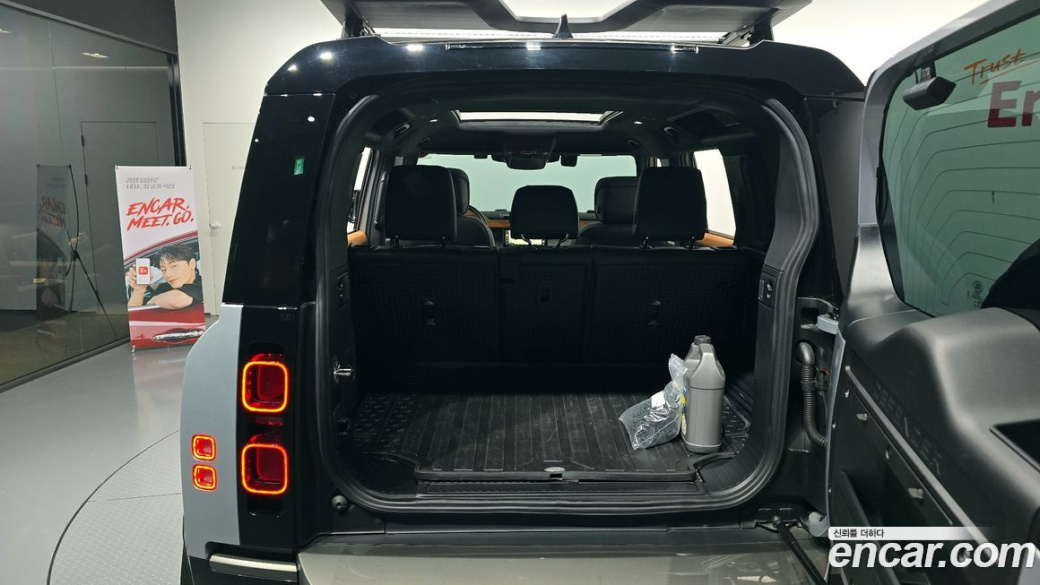 Land Rover Defender 110 P300 X-Dynamic SE, 2024