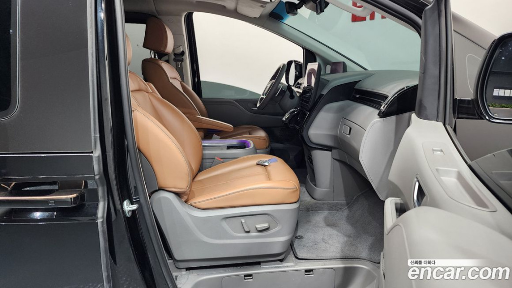 Hyundai Staria 4WD Lounge 7-Seater, 2023