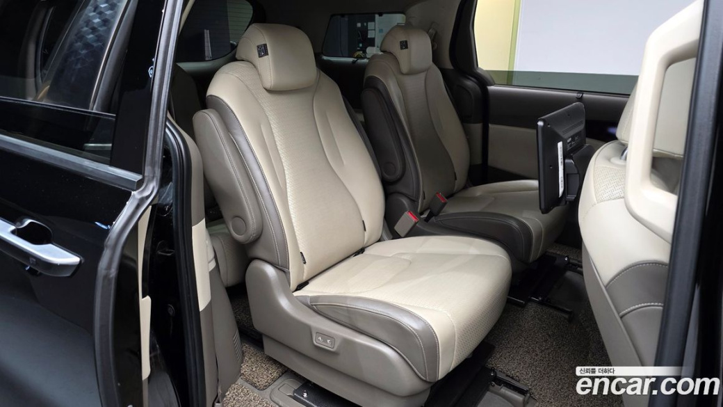 Kia Carnival 9-Seater Signature, 2023