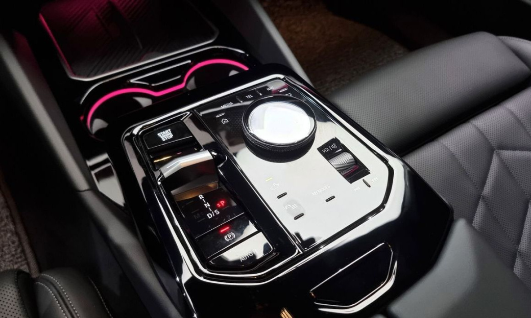 BMW 5-Series 520i, 2025