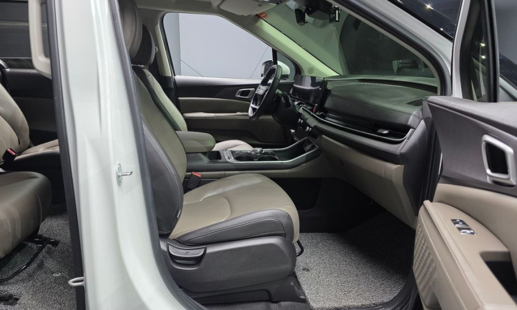 Kia Carnival 9-Seater Prestige, 2025