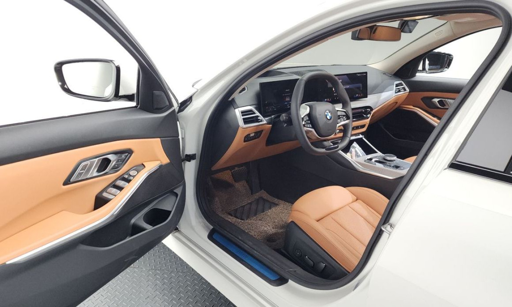 BMW 3-Series 320i, 2025