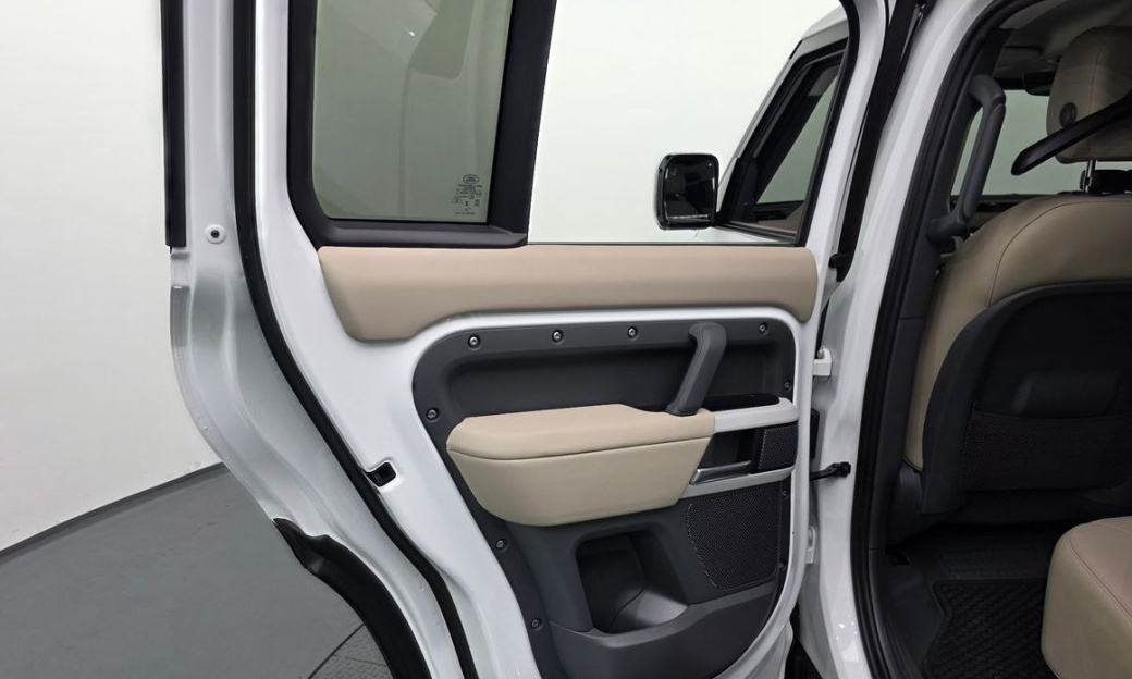 Land Rover Defender 110 D250 SE, 2024