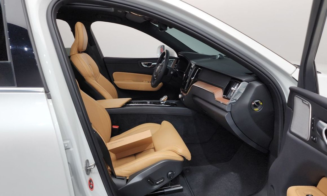 Volvo XC60 B5 Ultimate Bright, 2024