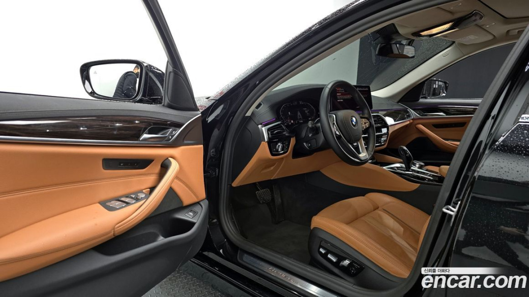 BMW 5-Series 520i Luxury, 2023