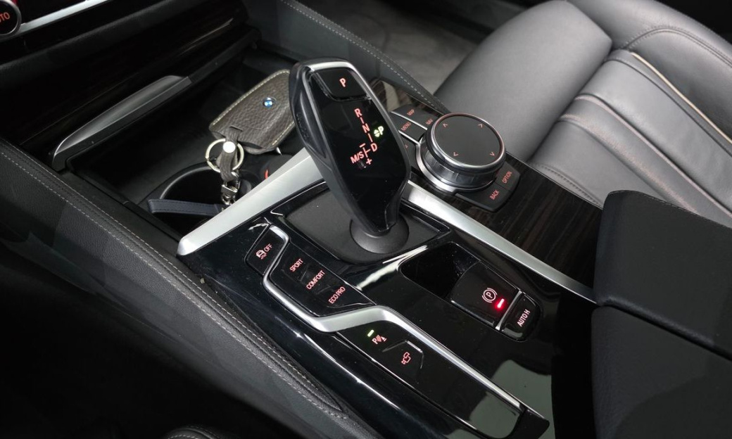 BMW 5-Series 520i Luxury, 2023