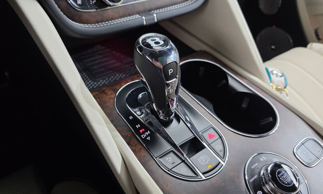 Bentley Bentayga 4.0 V8 EWB Azure, 2025