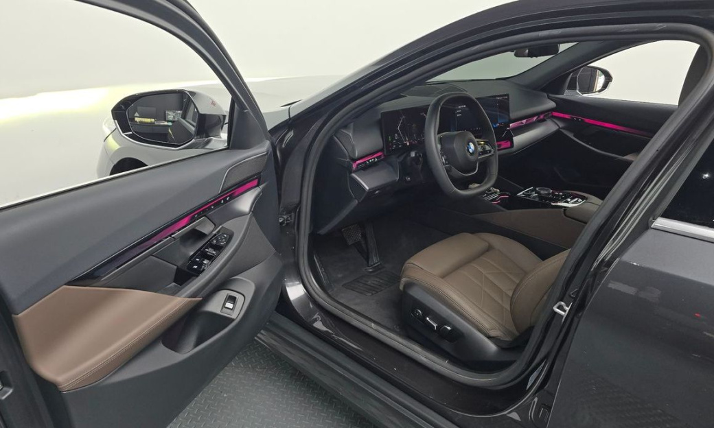 BMW 5-Series 520i, 2025