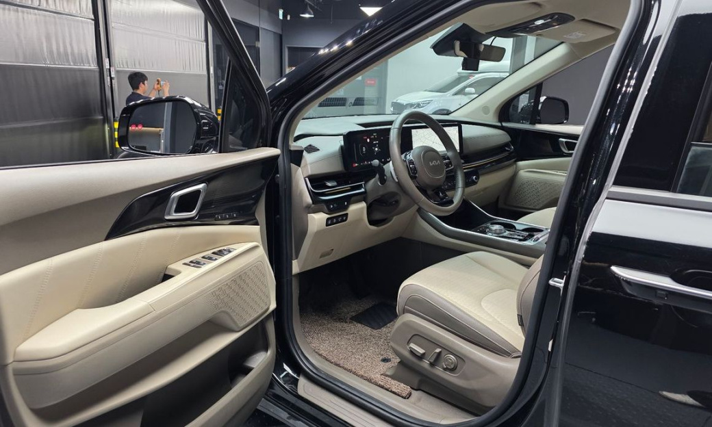 Kia Carnival 9-Seater Signature, 2025