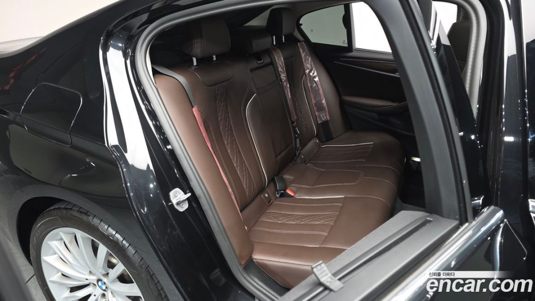 BMW 5-Series 530i Luxury, 2023