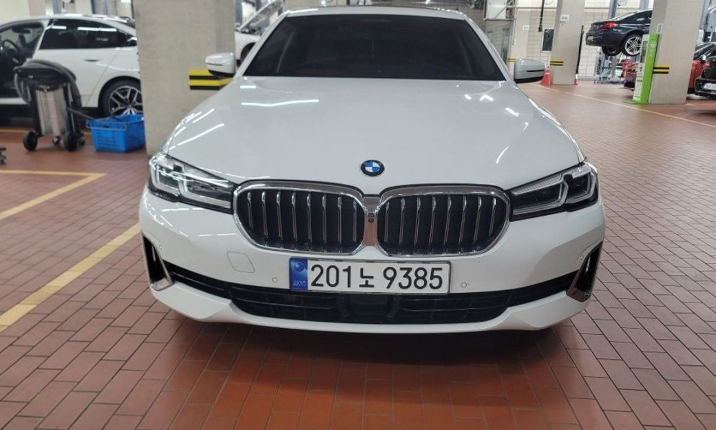 BMW 5-Series 520i Luxury, 2023