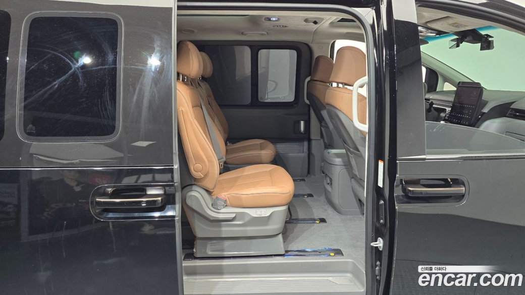 Hyundai Staria 4WD Lounge 9-Seater, 2023