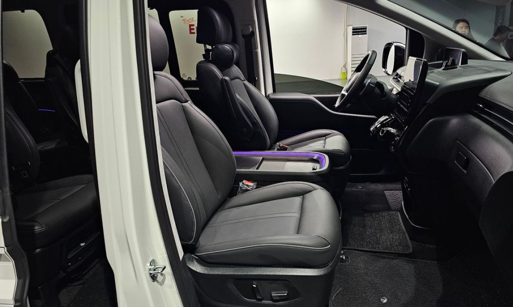 Hyundai Staria 4WD Lounge 9-Seater, 2025