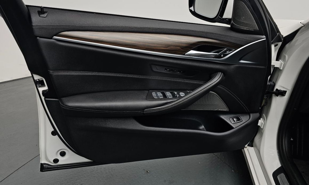 BMW 5-Series 530i Luxury, 2023