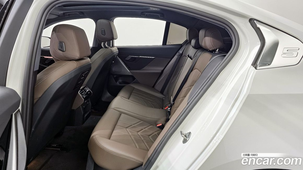 BMW 5-Series 520i, 2025