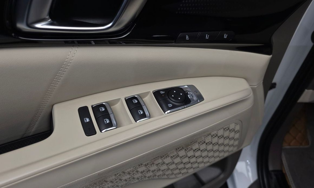 Kia Carnival 7-Seater Signature, 2024