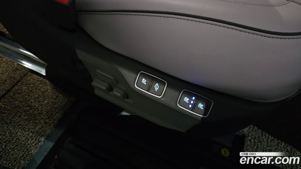 Hyundai Staria 4WD Lounge 7-Seater, 2023