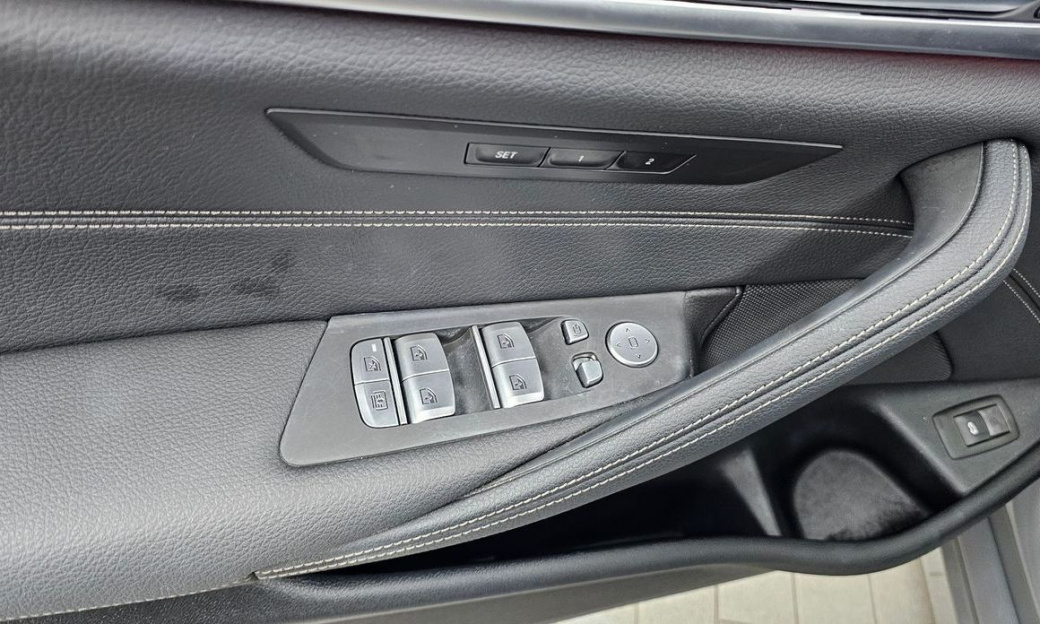 BMW 5-Series 520i Luxury, 2022