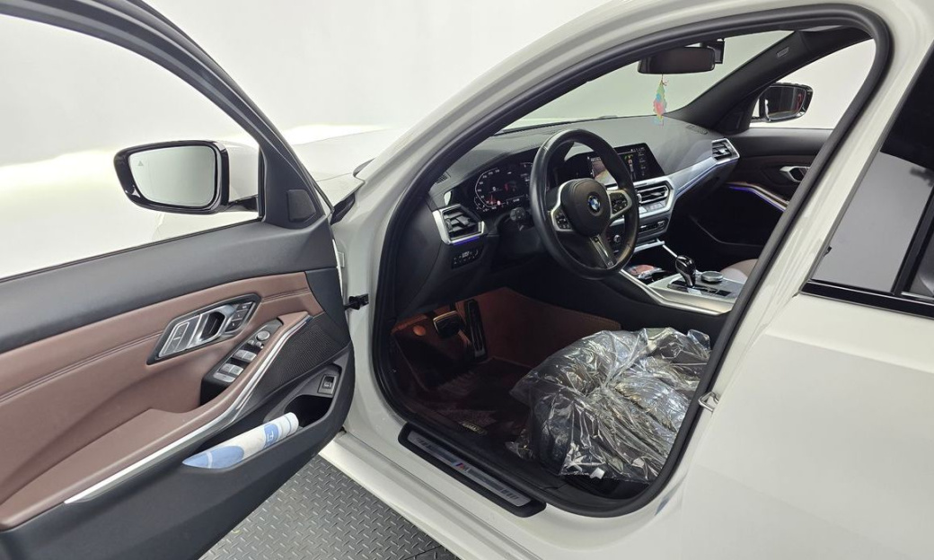 BMW 3-Series 320i Touring M Sports, 2022