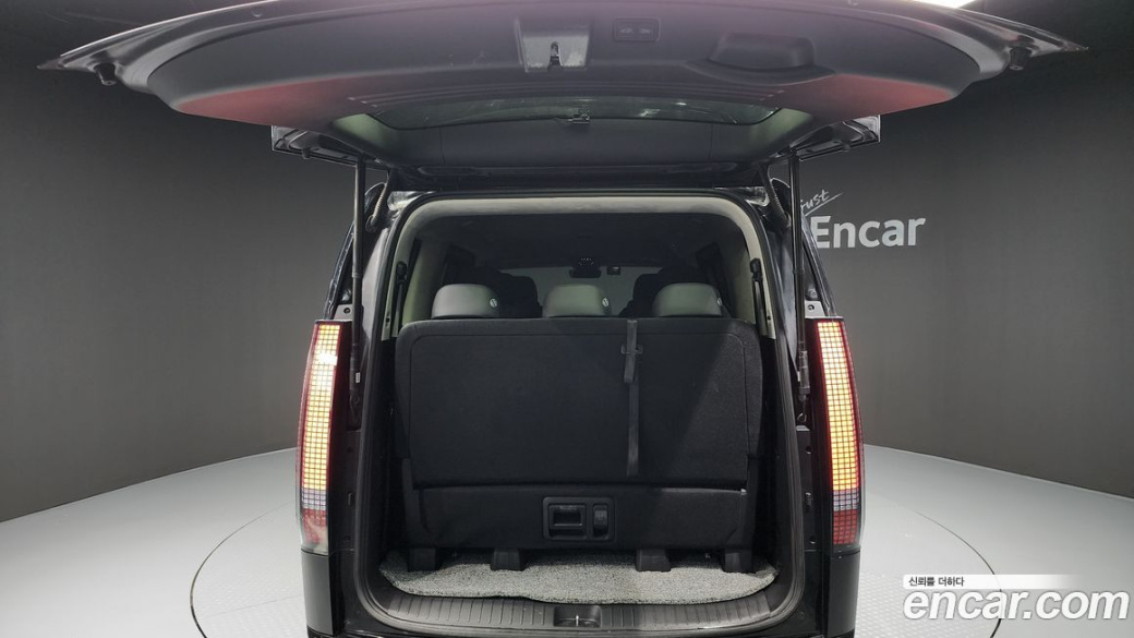 Hyundai Staria 4WD Lounge 9-Seater, 2024