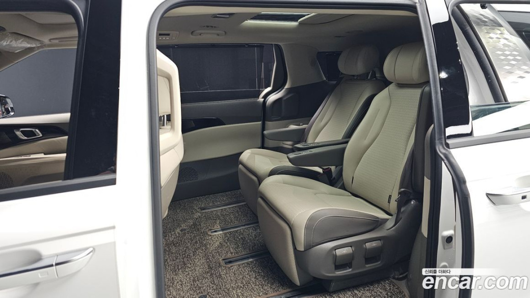 Kia Carnival 7-Seater Signature, 2024