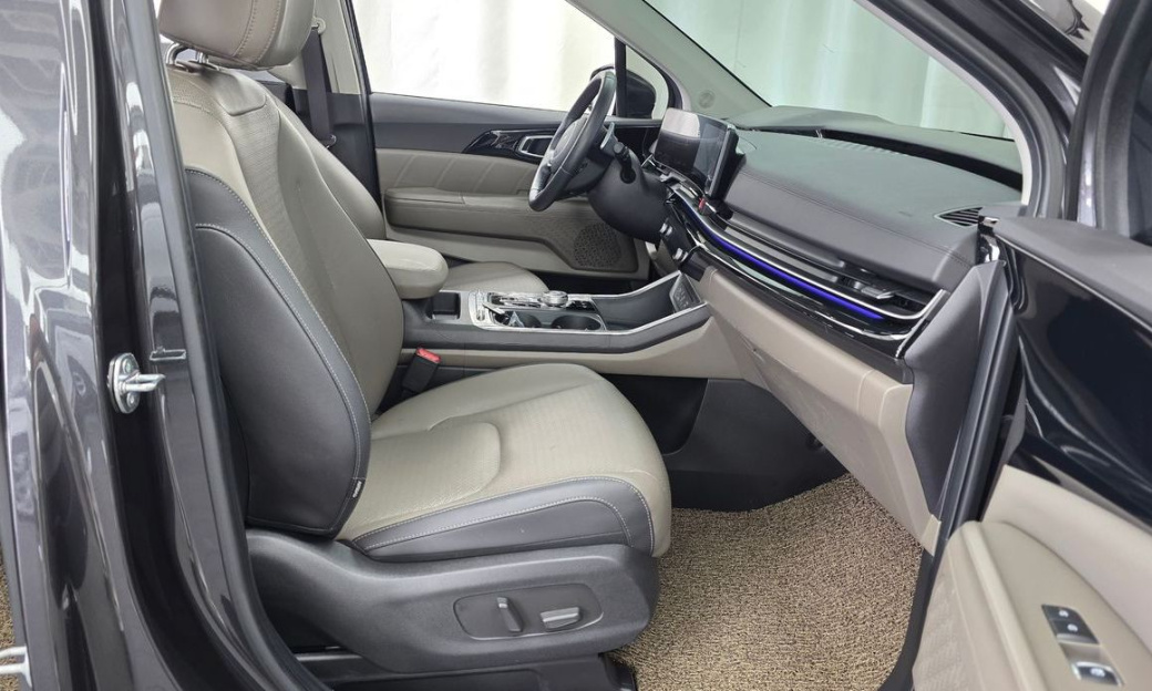 Kia Carnival 9-Seater Gravity, 2024
