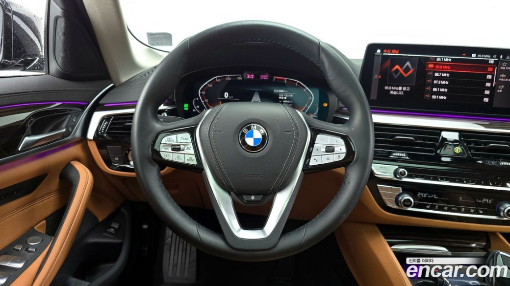 BMW 5-Series 520i Luxury, 2023